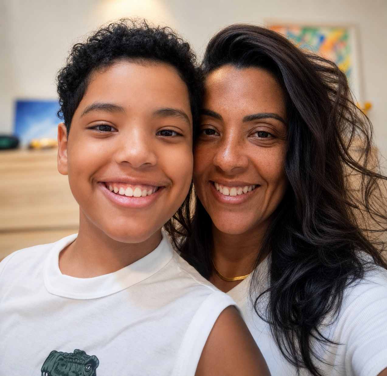 Joice Maia Lemos ao lado do filho Nohan, ambos sorrindo